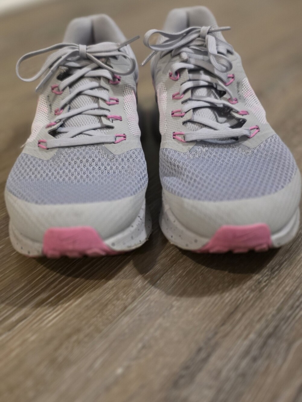 Nike Women's Light Gray Runs% with Pink Swoosh Size 8.5 - Picture 3 of 4